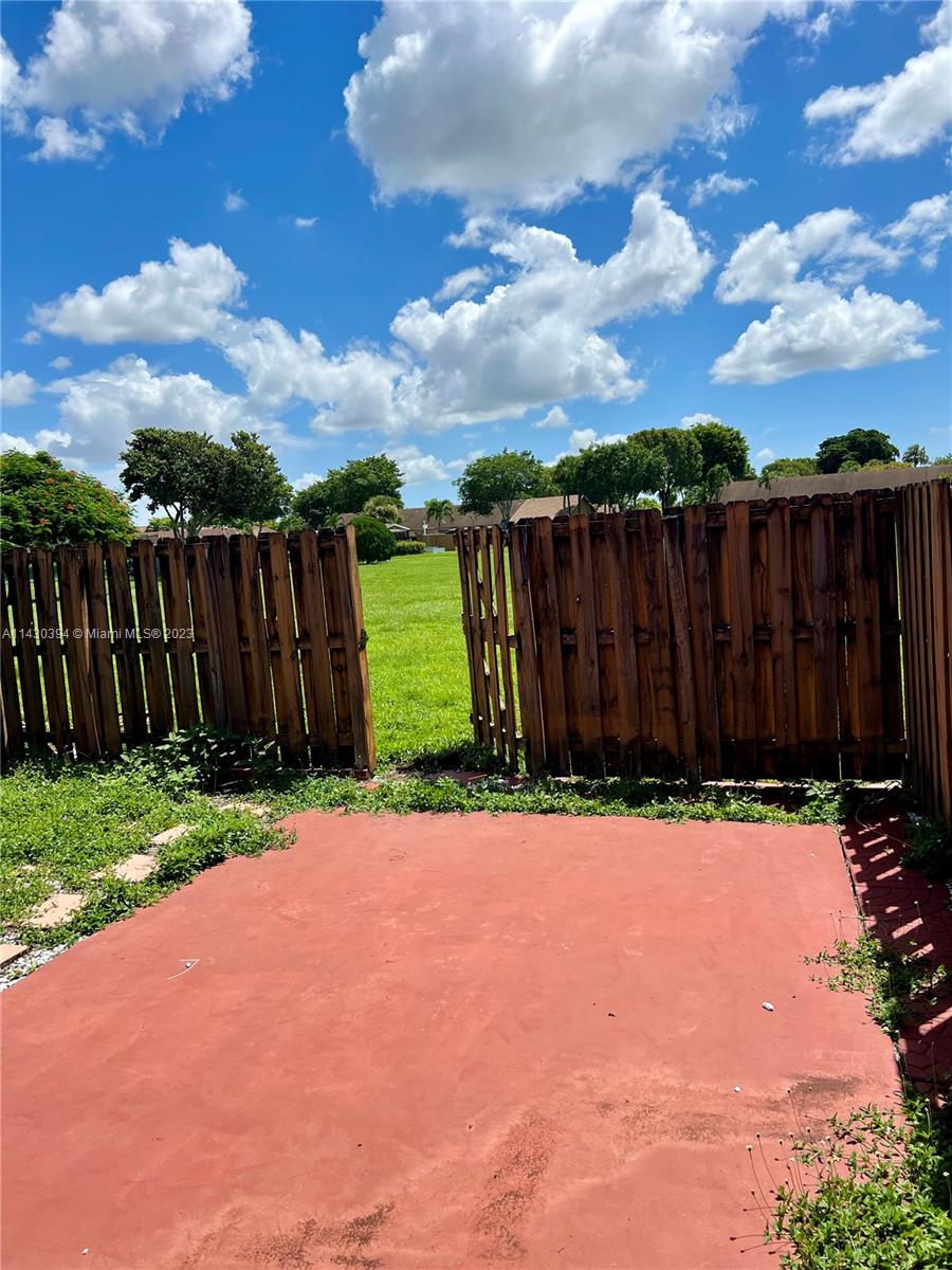 COUNTRY LAKE MANORS TOWNH - Residential