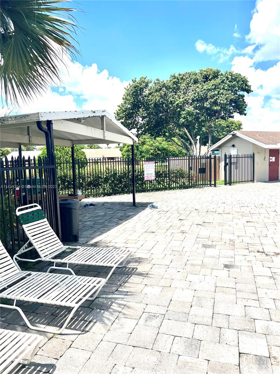 COUNTRY LAKE MANORS TOWNH - Residential