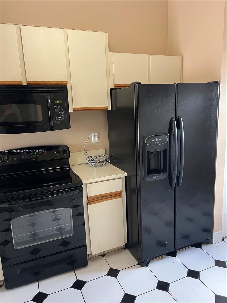 COUNTRY LAKE MANORS TOWNH - Residential