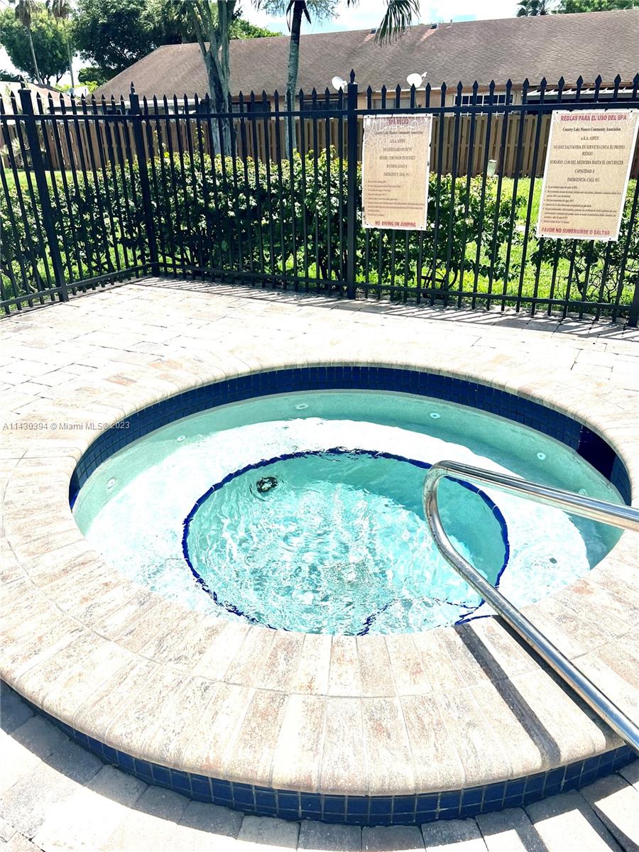 COUNTRY LAKE MANORS TOWNH - Residential