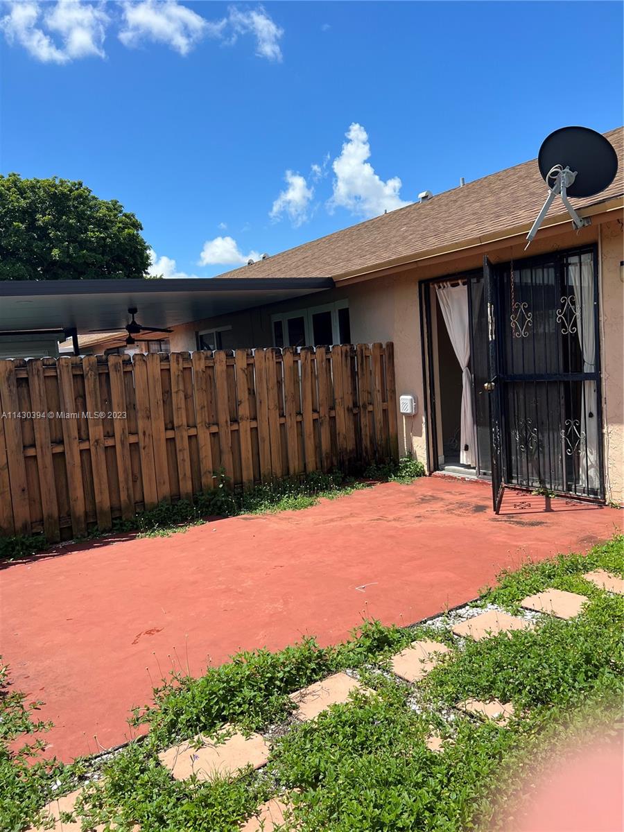 COUNTRY LAKE MANORS TOWNH - Residential