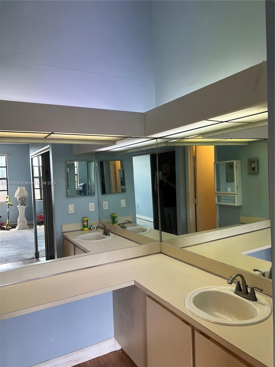 COUNTRY LAKE MANORS TOWNH - Residential