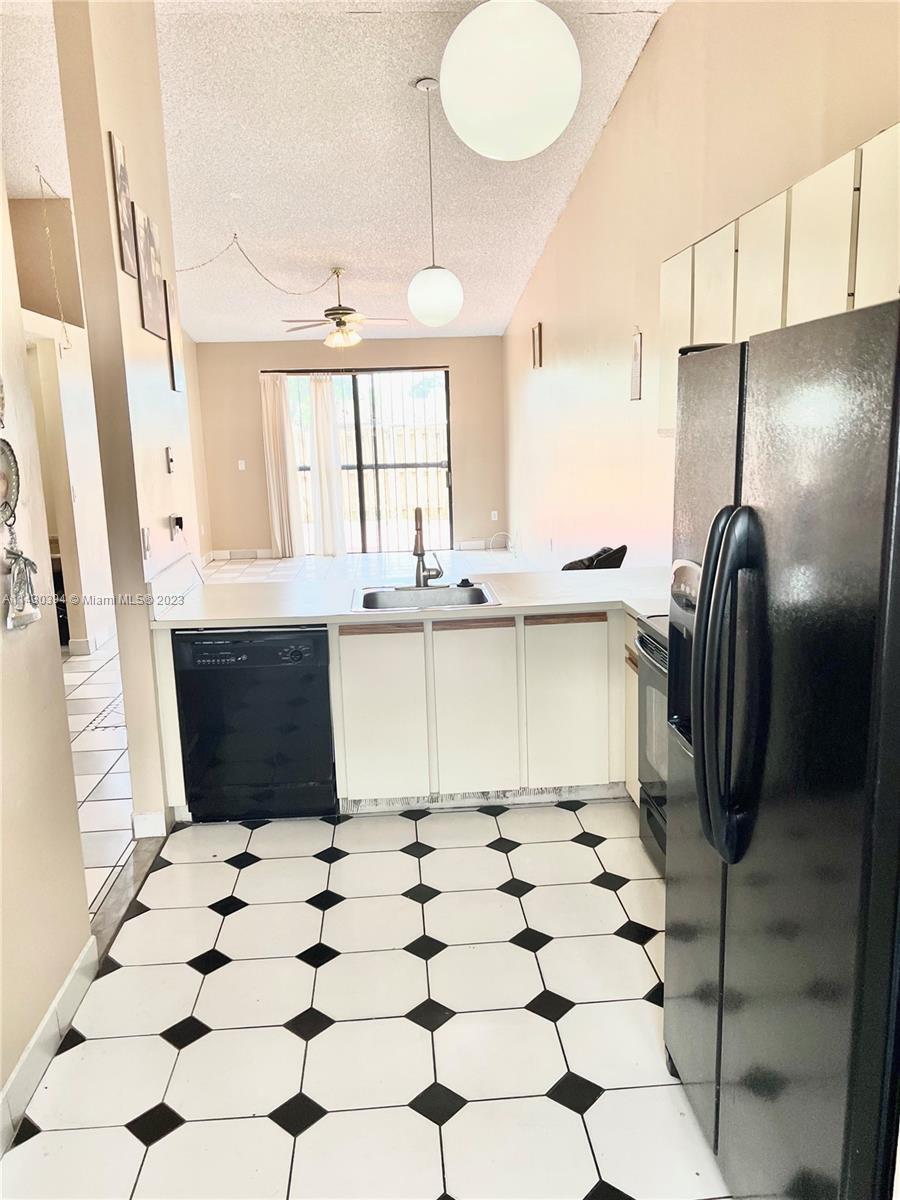 COUNTRY LAKE MANORS TOWNH - Residential