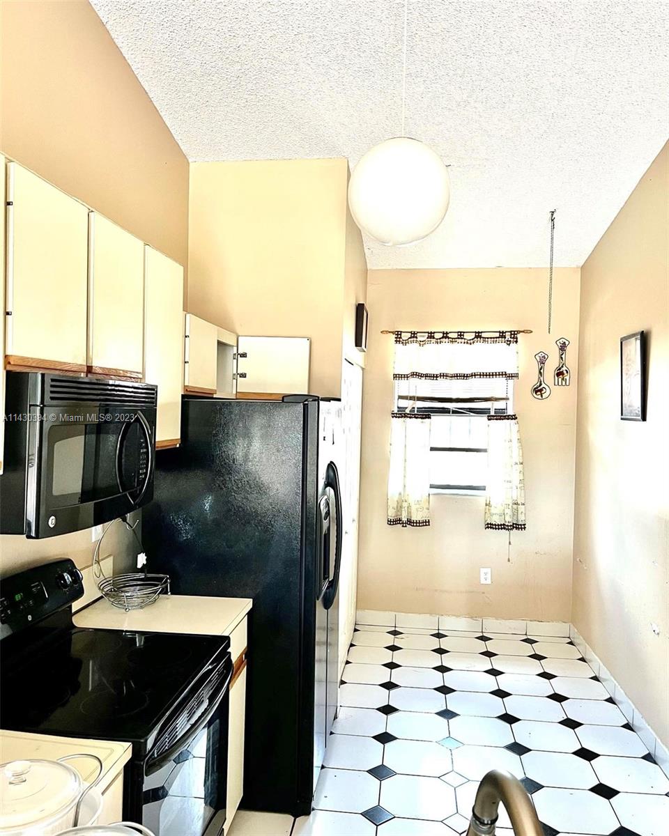 COUNTRY LAKE MANORS TOWNH - Residential