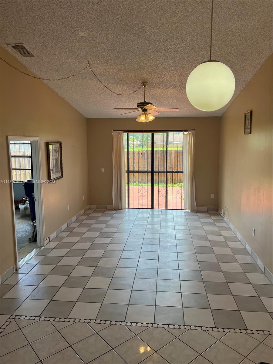 COUNTRY LAKE MANORS TOWNH - Residential