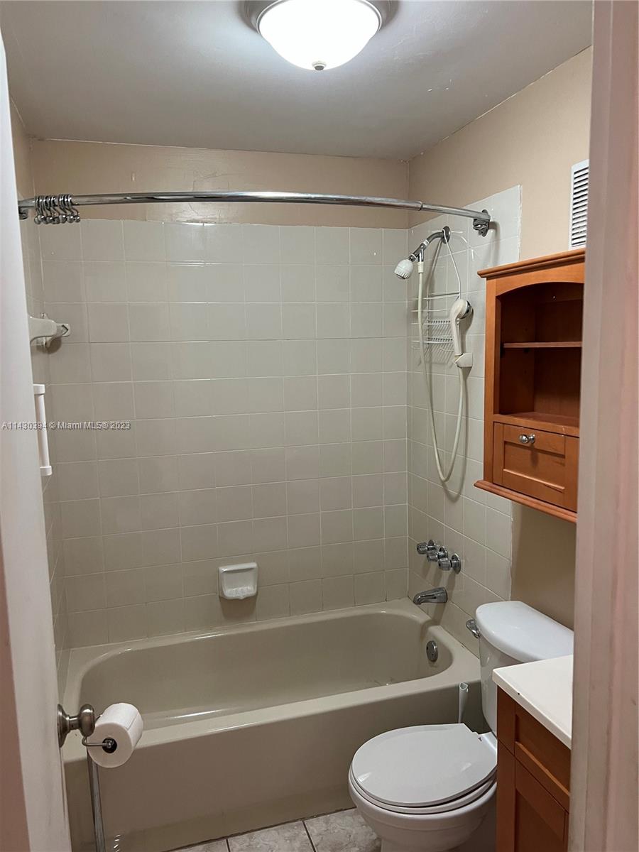 COUNTRY LAKE MANORS TOWNH - Residential