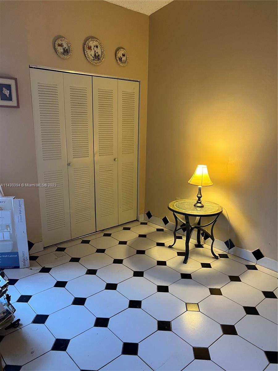 COUNTRY LAKE MANORS TOWNH - Residential