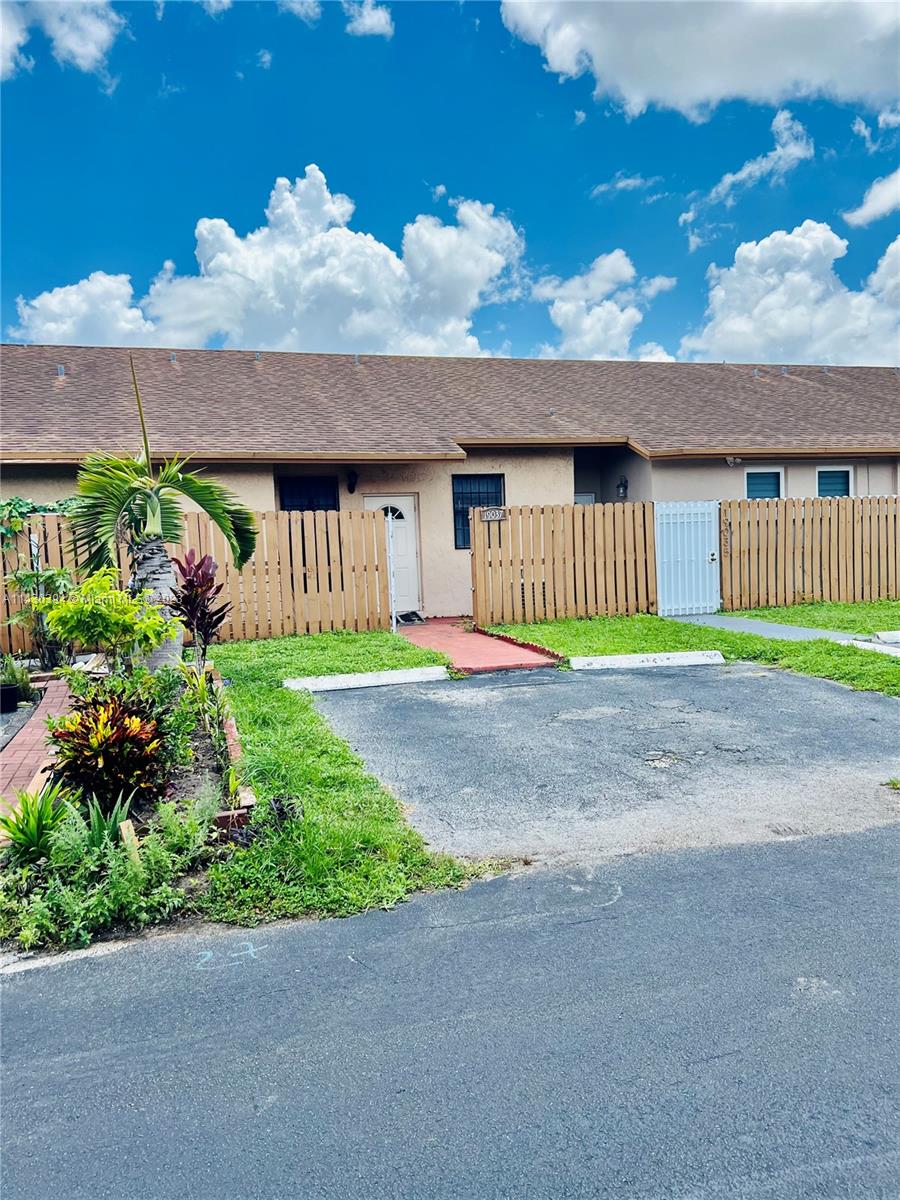 LOW HOA $115 Spacious one story townhouse in a great location. Owner putting NEW ROOF & ELECTRICAL PANEL. Close to Main Highways, Shopping Centers. Master bedroom is ready for you to put your own new carpet or tile.  New 2022 Washer & Dryer. 4yr old AC and Newer WATER TANK. Lots of Inside Storage. High ceilings in the whole house! A nice private back patio next to the park and easy to walk to the Pool or Tennis Courts. Close to shopping Centers, parks and schools. 2 convenience parking spaces rt at your door steps.