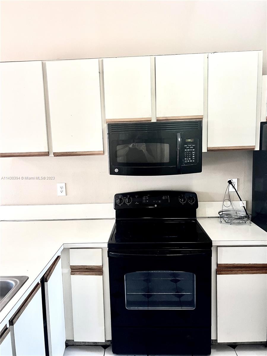 COUNTRY LAKE MANORS TOWNH - Residential