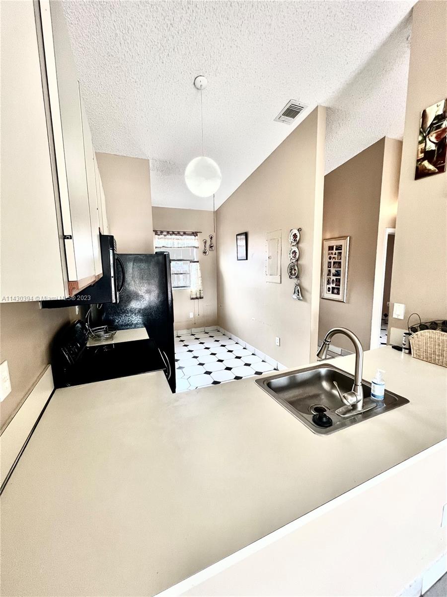 COUNTRY LAKE MANORS TOWNH - Residential