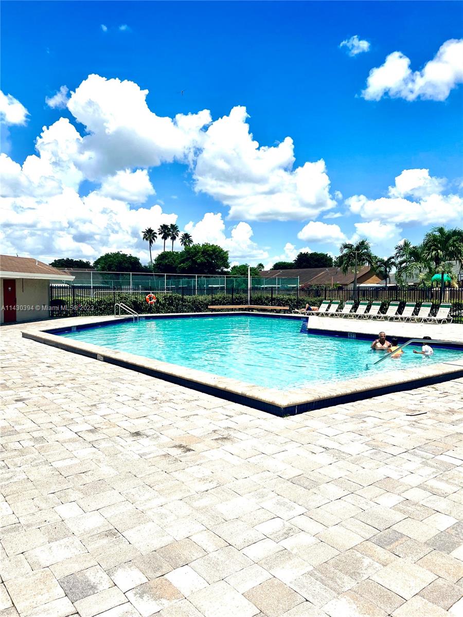 COUNTRY LAKE MANORS TOWNH - Residential