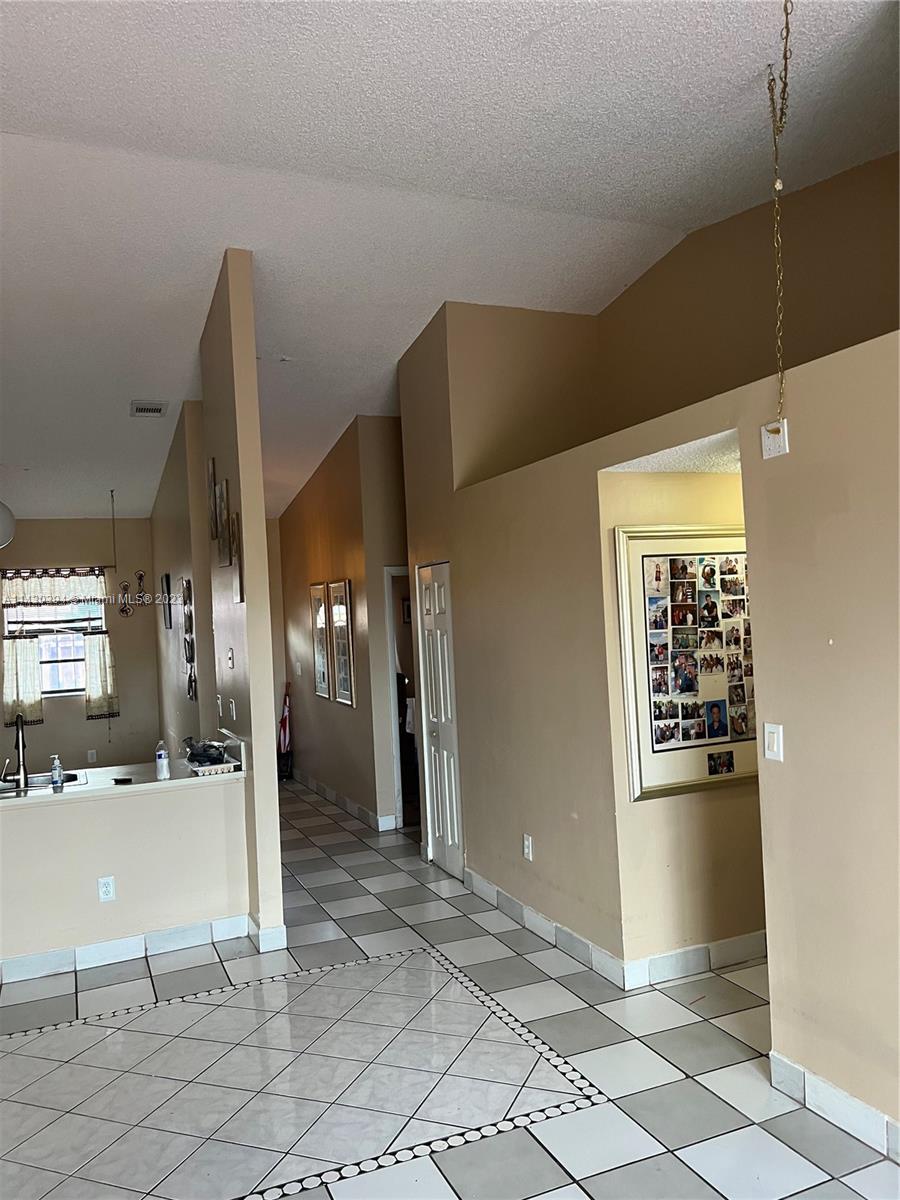 COUNTRY LAKE MANORS TOWNH - Residential