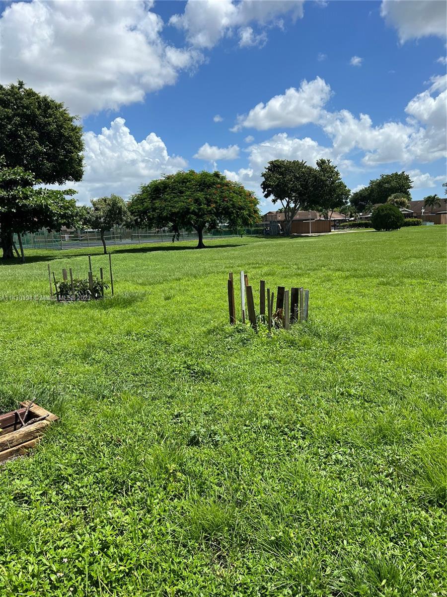 COUNTRY LAKE MANORS TOWNH - Residential
