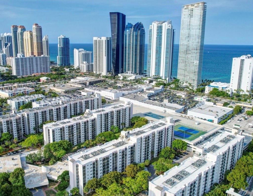 Discover the convenience of living close to the Atlantic Ocean. This 6th-floor apartment offers an unbeatable location for those seeking tranquility and direct access to the best the area has to offer. Prime Location:
Cross the street and you’re at the beach. Close to shops, restaurants, and parks.  A bright, well-designed unit, ideal as a primary residence or investment. Amenities:  pool, gym, tennis courts, and surveillance. Living in Sunny Isles is synonymous with prestige. Don’t miss this opportunity!