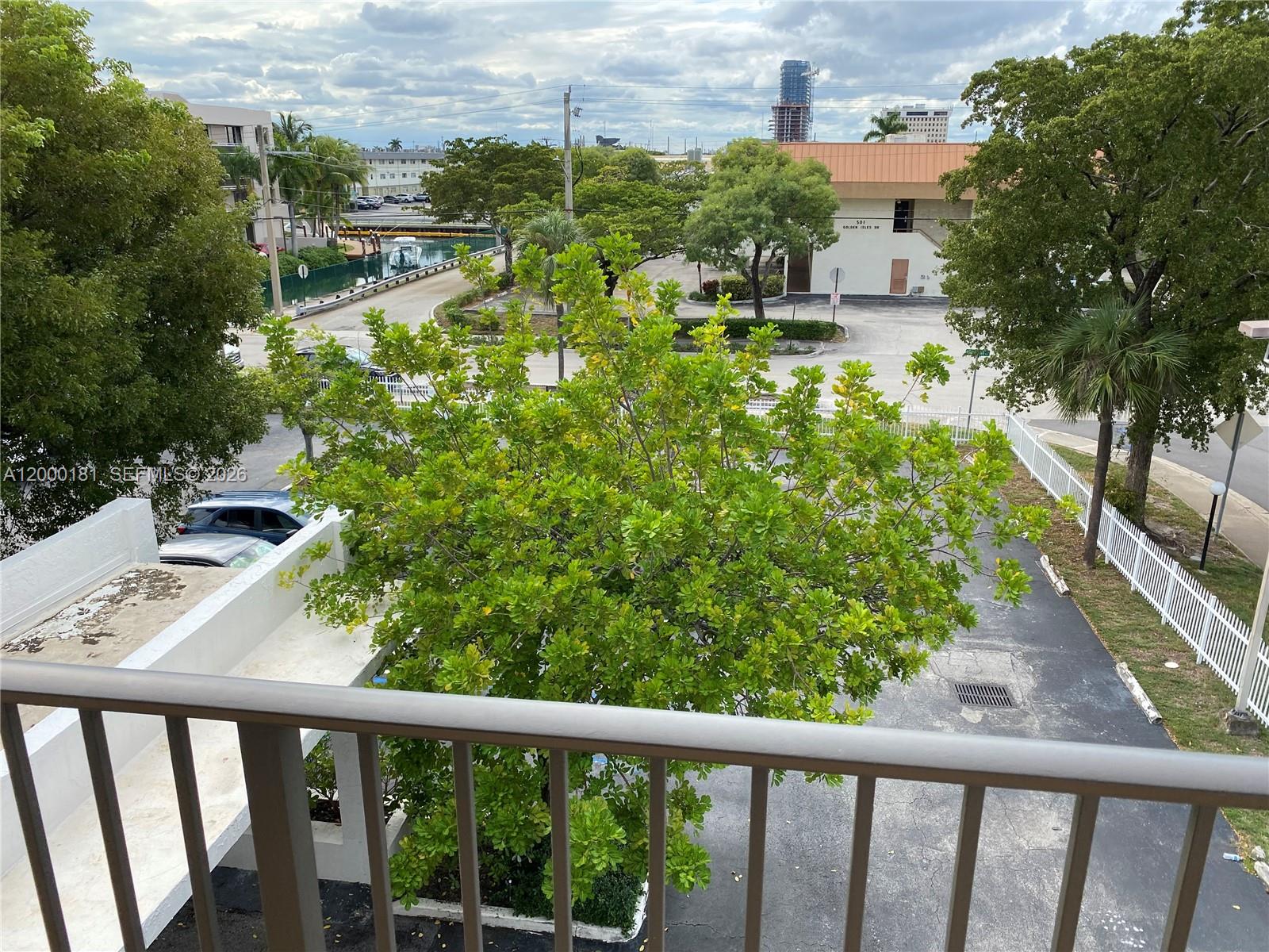 GOLDEN ISLES LAKES CONDO - Residential Lease