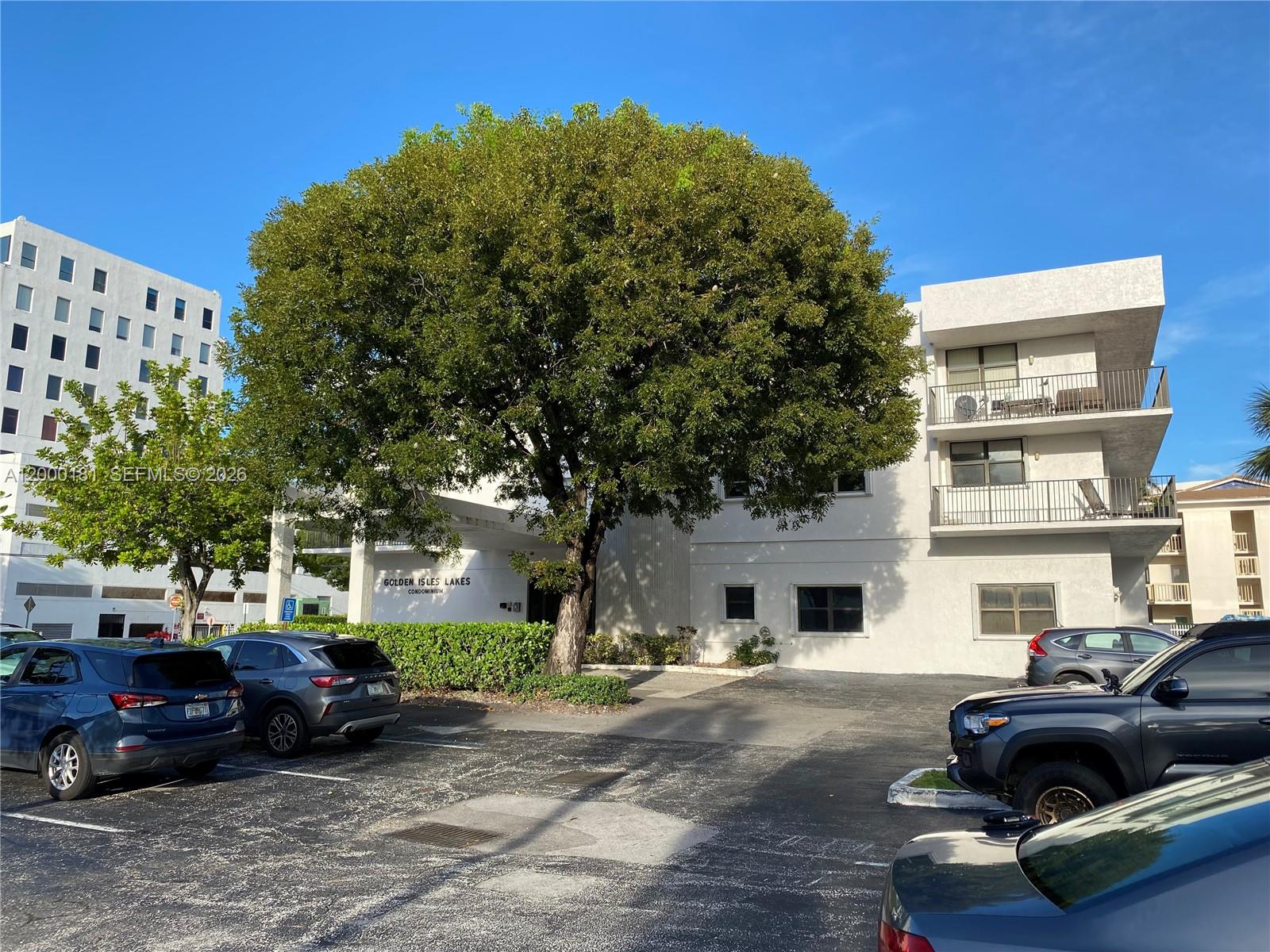 Excellent Location!!!Comfortable 1Bed/2Baths ,Washer & Drier included. Minutes from the beaches, Gulfstream casino, supermarkets, pharmacies & more !!!Showing request 24-48 hours . Please see broker remarks.