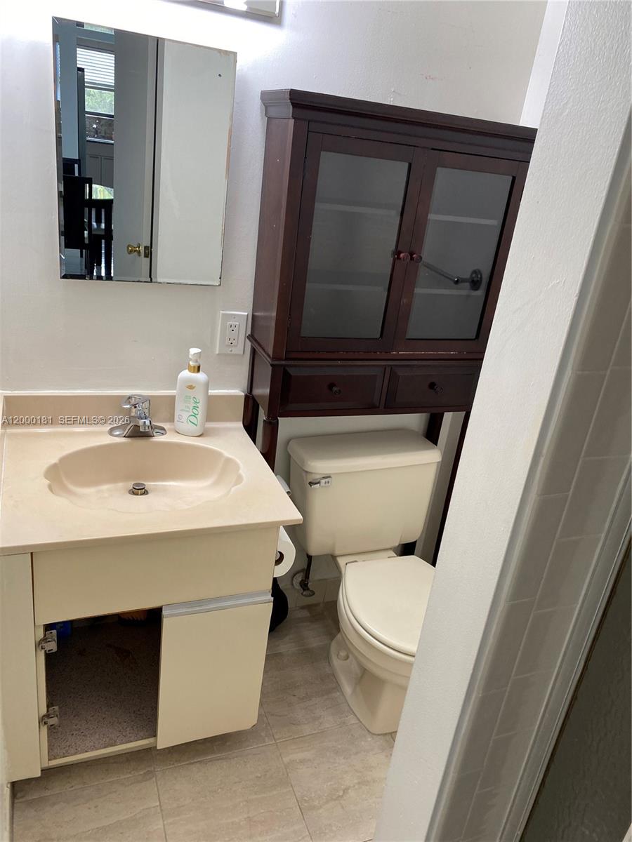 GOLDEN ISLES LAKES CONDO - Residential Lease