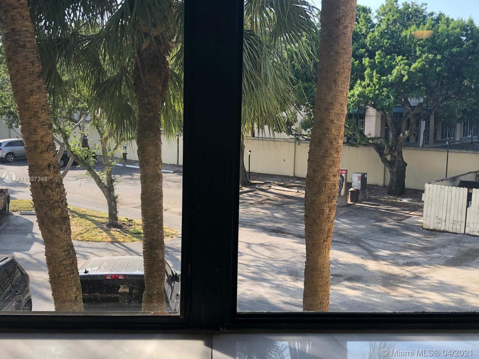 BEAUTIFUL APARTMENT !!... HAS A POOL, CLUBHOUSE, TENNIS COURT AND FITNESS ROOM - CONVENIENTLY LOCATED NEAR DOWNTOWN, THE FT. LAUDERDALE AIRPORT, SEAPORT, I-95 AND THE BEACHES
