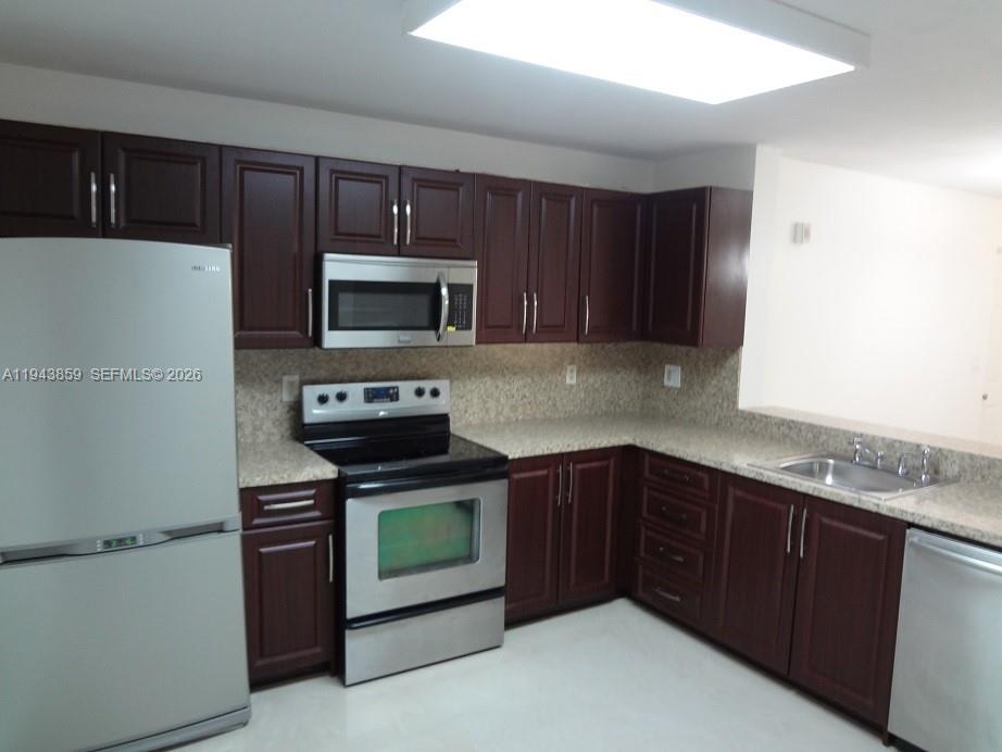 Beautiful 1Bed & 1 Bath with remodeled kitchen in prestigious, quiet and desired area on Plantation. Gated community, Clubhouse, gym, community heated pool, tennis court and dog park. Close to Sawgrass Mall, Restaurants and Mayor Hwys. Great community located close to everything. DO NOT MISS THIS OPPORTUNITY, ALL AGES ARE WELCOME!