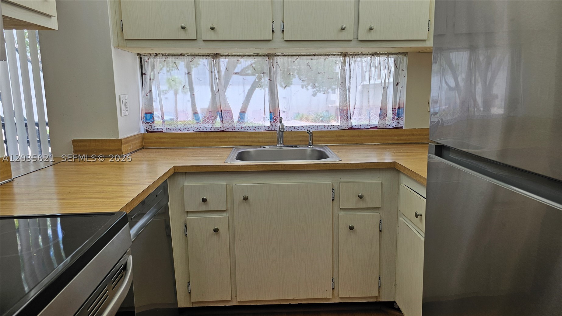 PLAZA OF AMERICAS CONDO P - Residential Lease