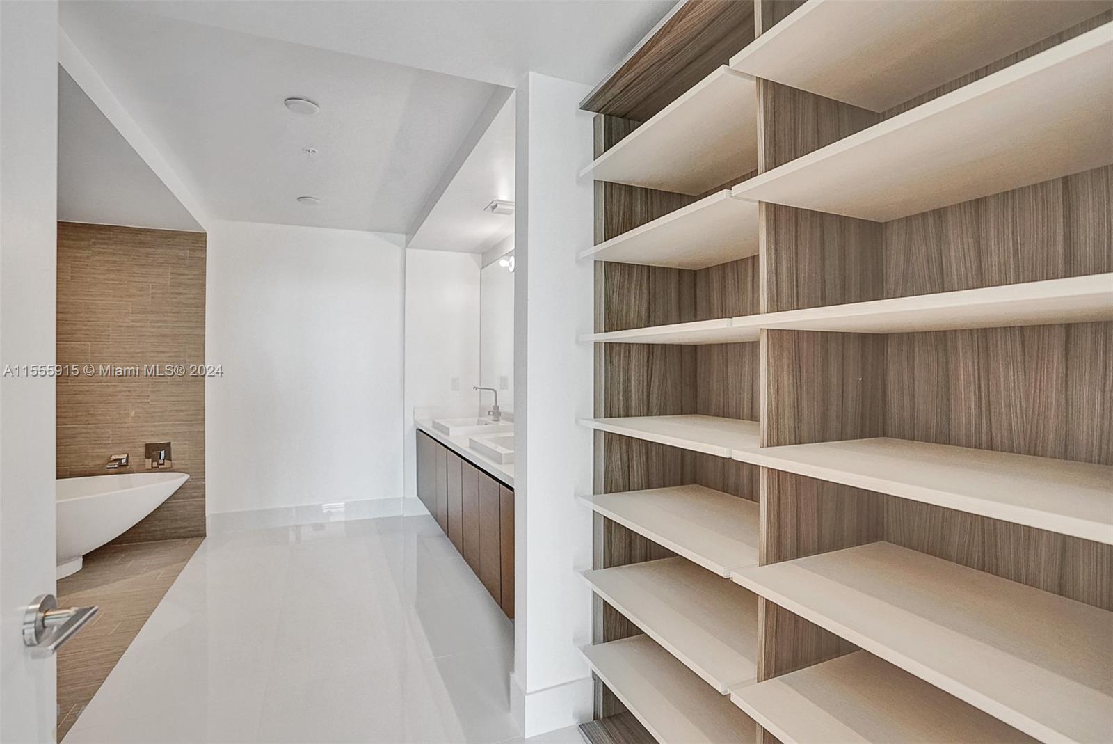 PARQUE TOWERS CONDO - Residential Lease