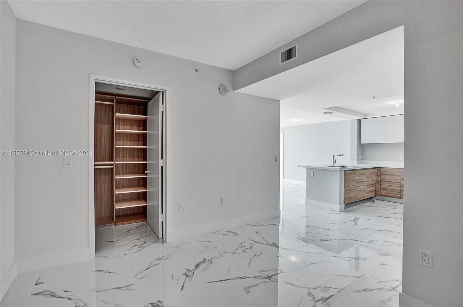PARQUE TOWERS CONDO - Residential Lease