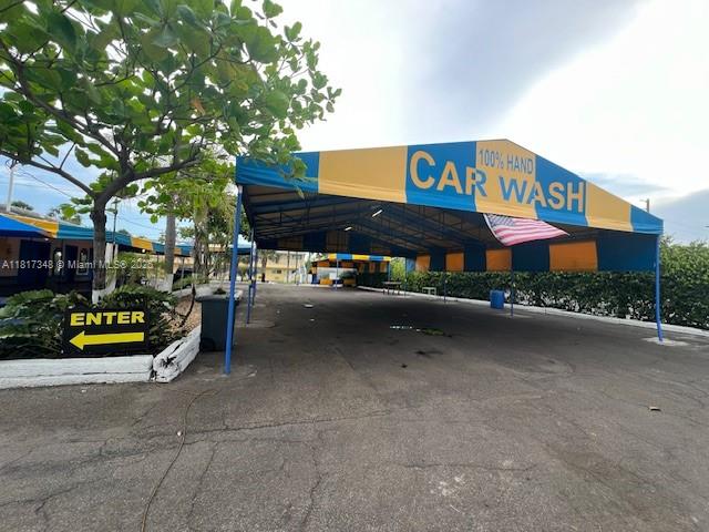 Investor Opportunity in a Great Location. Own the LAND and a PROFITABLE HAND CAR WASH BUSSINESS with more than 25 years in the market. Car Wash has space for servicing 21 vehicles a time. AGENTES: SHOWING ONLY BY APPOINTMENT - STRICTILY CONFIDENTIAL DO NOT DISTURN EMPLOYEES AND OWNER.  THERE ARE SURVILLANCE CAMERAS ON THE PROPERTY.