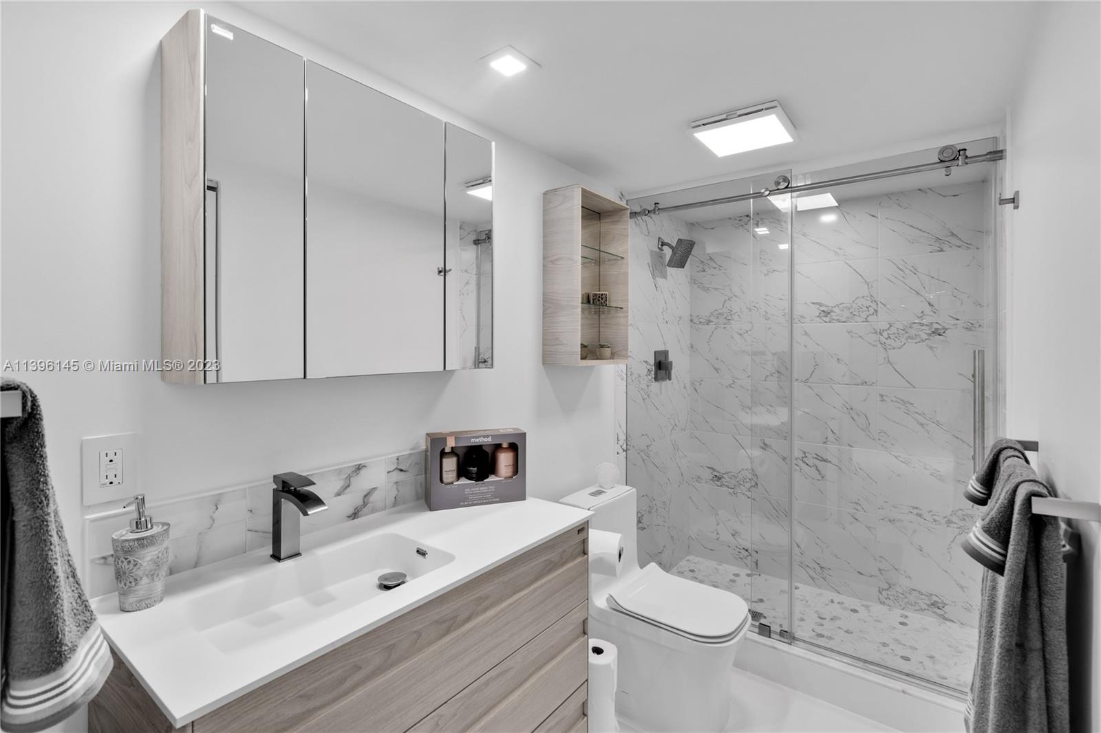 VICTORIA VILLAGE J CONDO - Residential