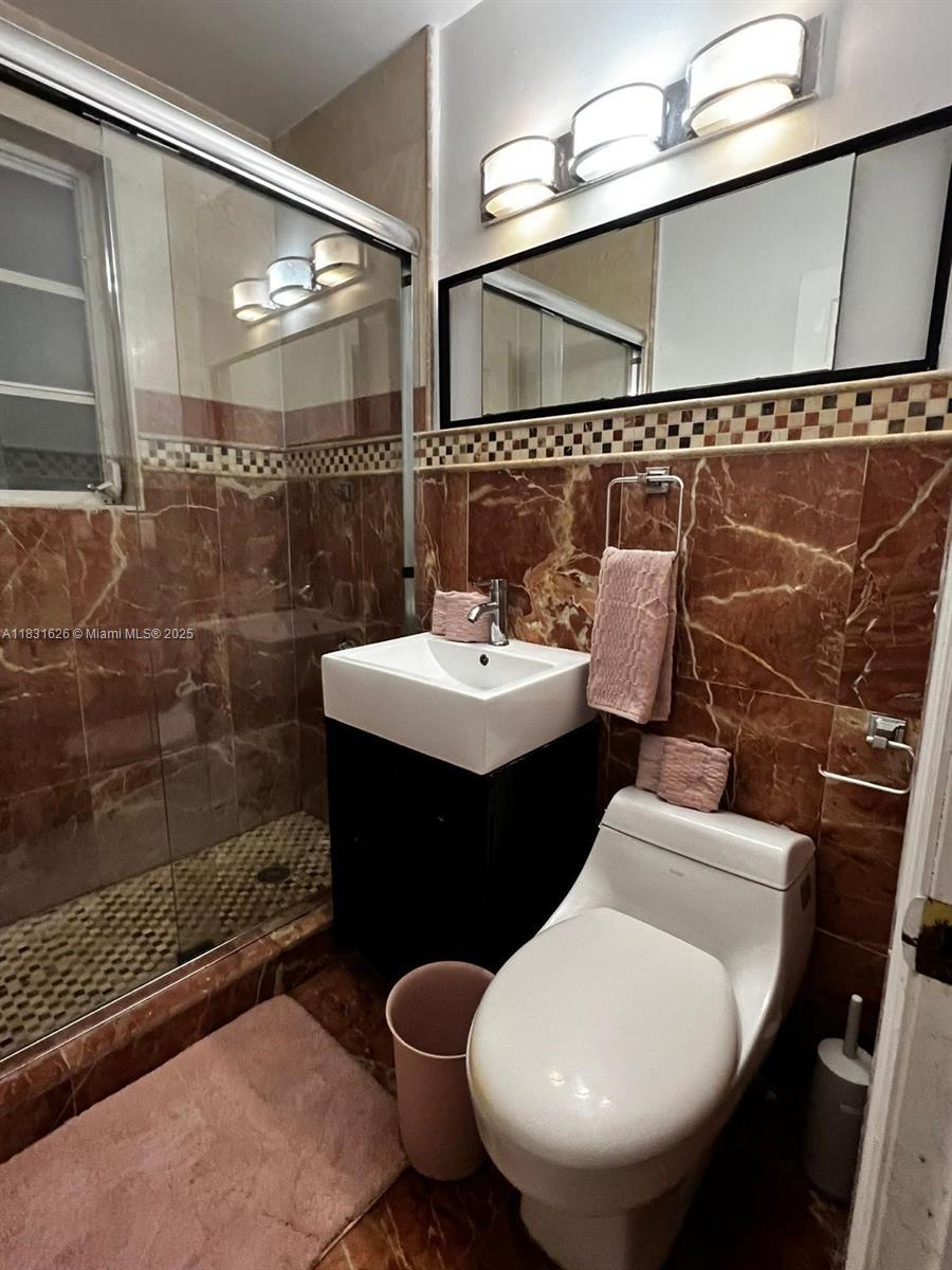 THE ARMSTRONG CONDO - Residential