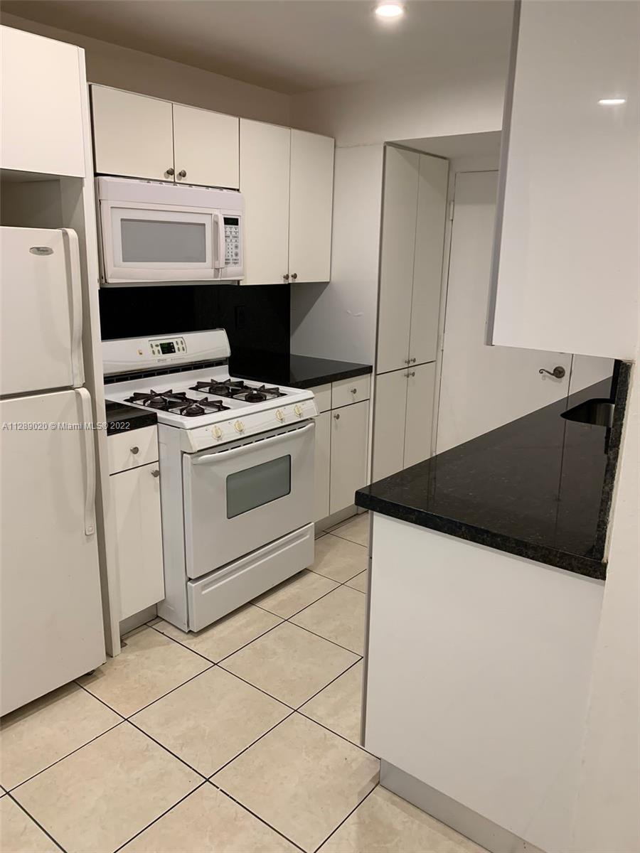 LARGEST 2 BED, 2 BATHS, 2 STORIES, IN VENETIAN GARDENS DR/186 IN THE HEART OF MIAMI LAKES. READY FOR OCCUPANCY, JUST PAINTED, CLEAN AND FRESH UNIT, POOL, CLUB HOUSE, GYM, TENNIS, BBQ AREA, CLOSE TO SHOPPING AND EVERITHING.EZ TO SHOW!