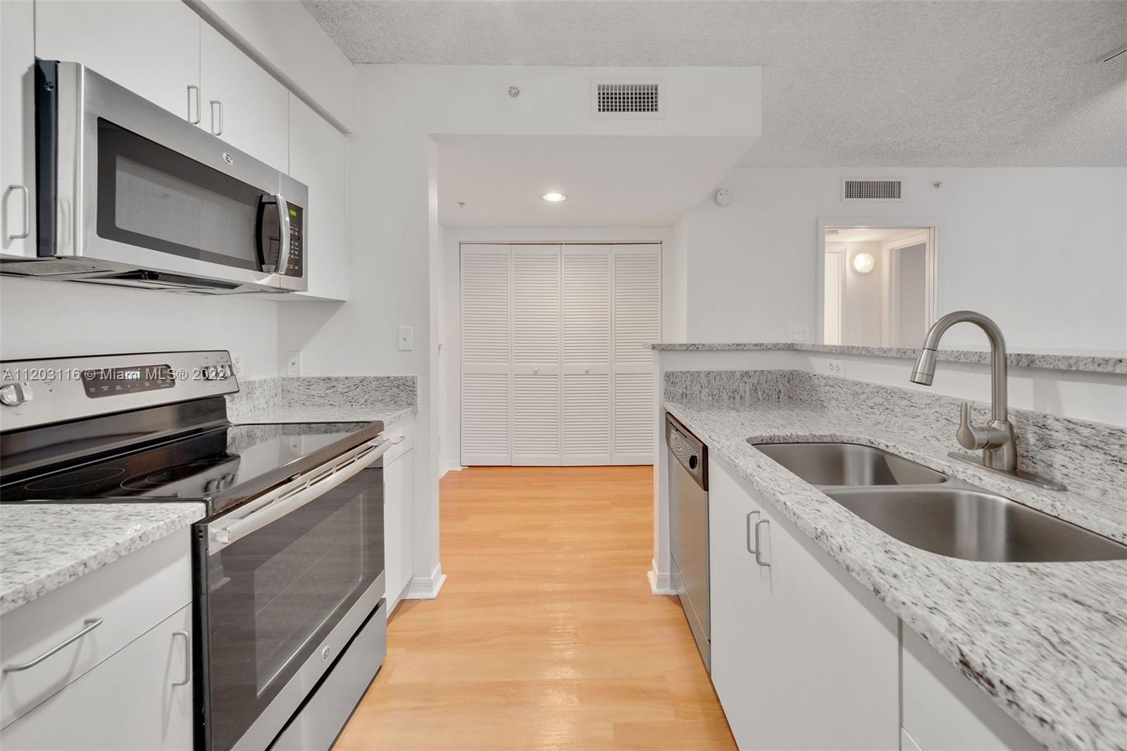 Yacht Club Brickell - Residential Lease