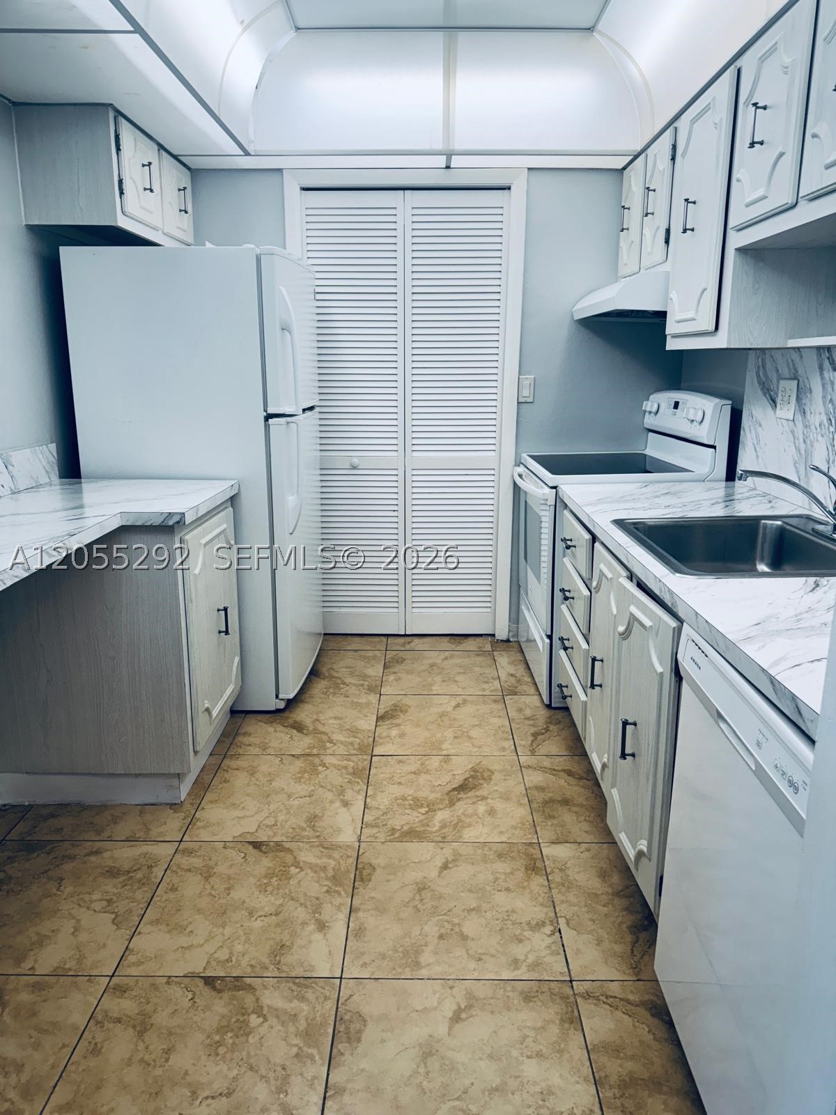 BUILDING ONE OF RACQUET C - Residential Lease