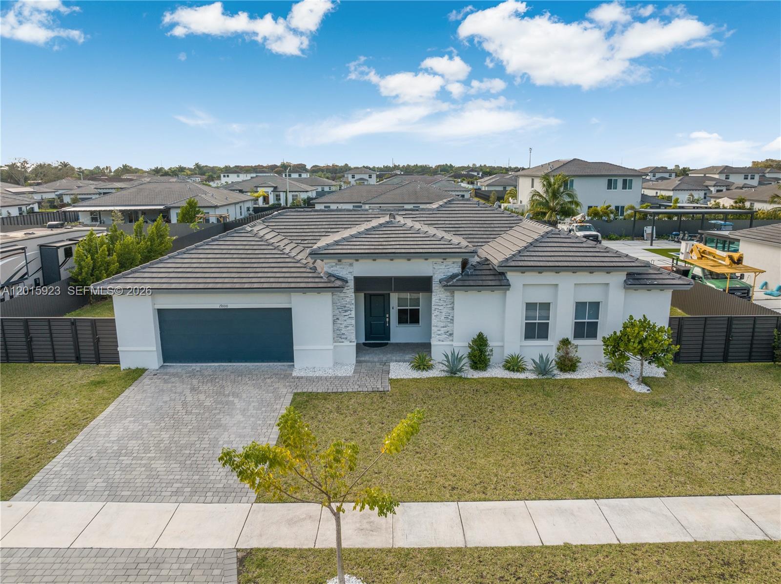 VALENCIA ACRES - Residential