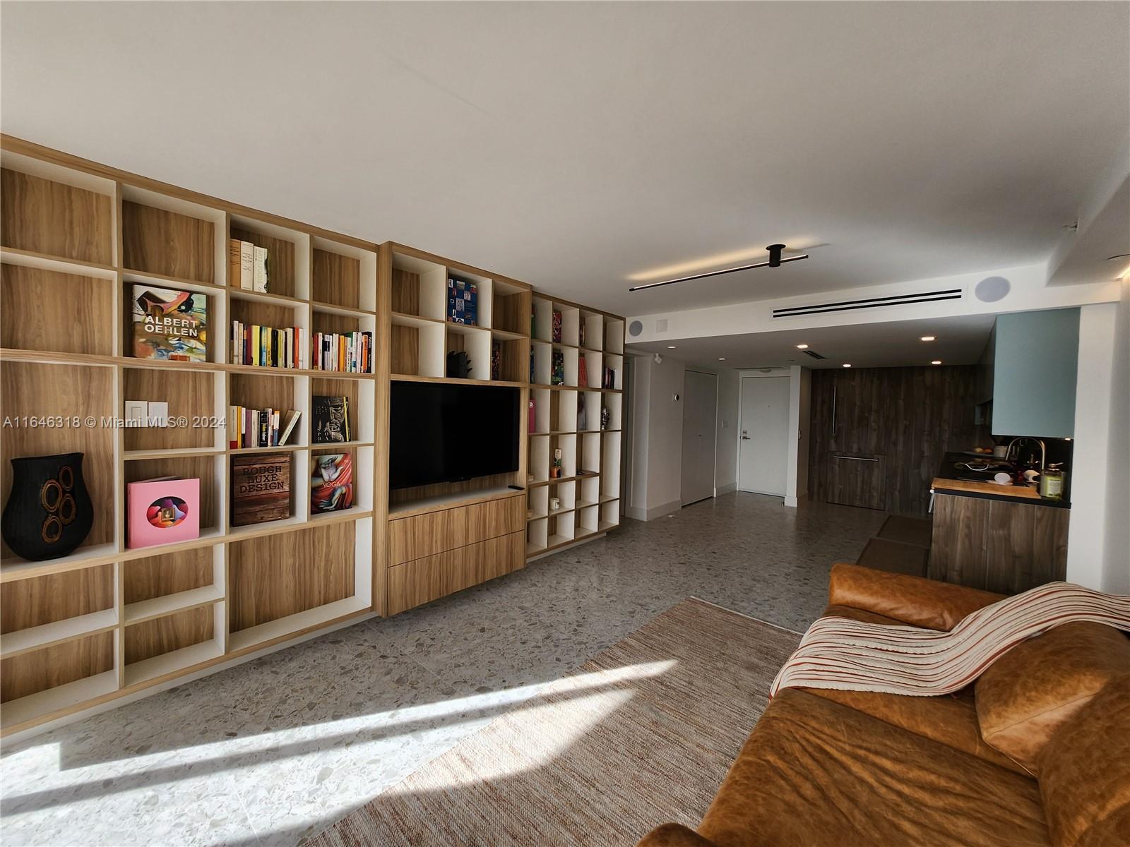 MUST SEE UNIT.
FULLY RENOVATE, HOTEL 5 STAR STILE, ELEGANT, COSY, SOFISTICATE BUILDING.
 OFFERS 24/7 FRONT DESK ATTENDANT, VALET PARKING, GYM, RECREATION ROOMS. IDEAL LOCATION STEPS TO SOBE NIGHTLIFE, RESTAURANTS, MUSEUMS, SHOPS & A MULTITUDE OF SERVICES. THE BUILDING IS RIGTH NEXT TO THE OCEAN VIEW BORDWALK ,VIBRANT ANERGY AND FULL IMMERSION ON THE YOUNG GENERATION