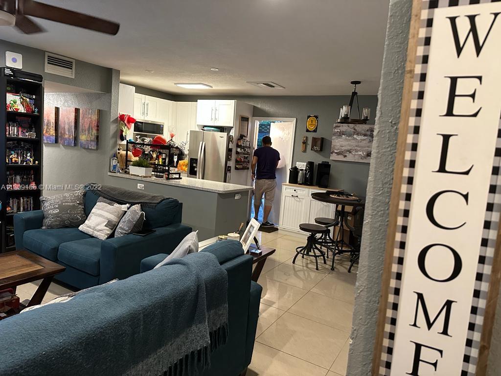 [Highly Motivated Sellers] Beautiful updated 3 bed/2 bath house with a large lot with a spacious backyard. This home is a perfect Starter home or investment property for an investor looking to capitalize on the lot space. The home is in a great location making it perfect for Air BNB or Travel Nursing rental.

The home has been approved for 100% Financing, contact the realtor for more infromatitiom

Call of text 352-433-6400 for showing Instructions