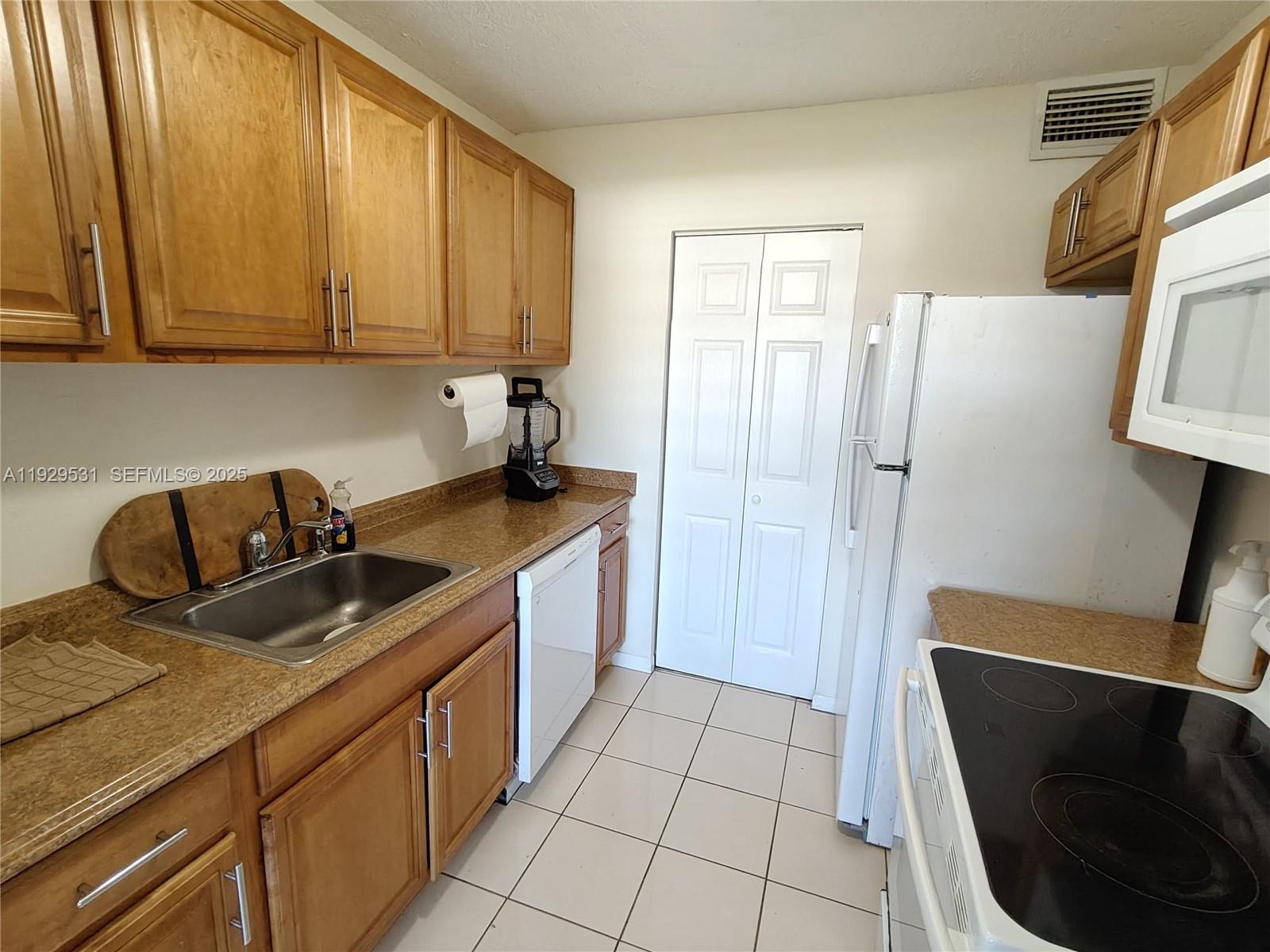 PALM VILLAGE CLUB CONDO - Residential Lease
