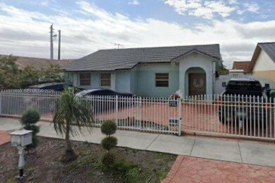 Welcome to this charming detached house, located in one of the coveted neighborhoods of Miami. With 3 bedrooms and 3 bathrooms, this property offers comfort, functionality and a prime location near schools, shopping centers, shops and main highways. Fully equipped kitchen with microwave, fridge and stove included. Central air conditioning, washing machine and dryer for greater comfort, modern tile roof, porcelain floors, a large covered terrace, ample space in the patio all cemented to enjoy the outdoors, circular parking at the entrance, all fenced for your privacy!!!!!!!!!!!!!!!!!!!!!!!!!!!!!!!!!!!!!!!!!!!!