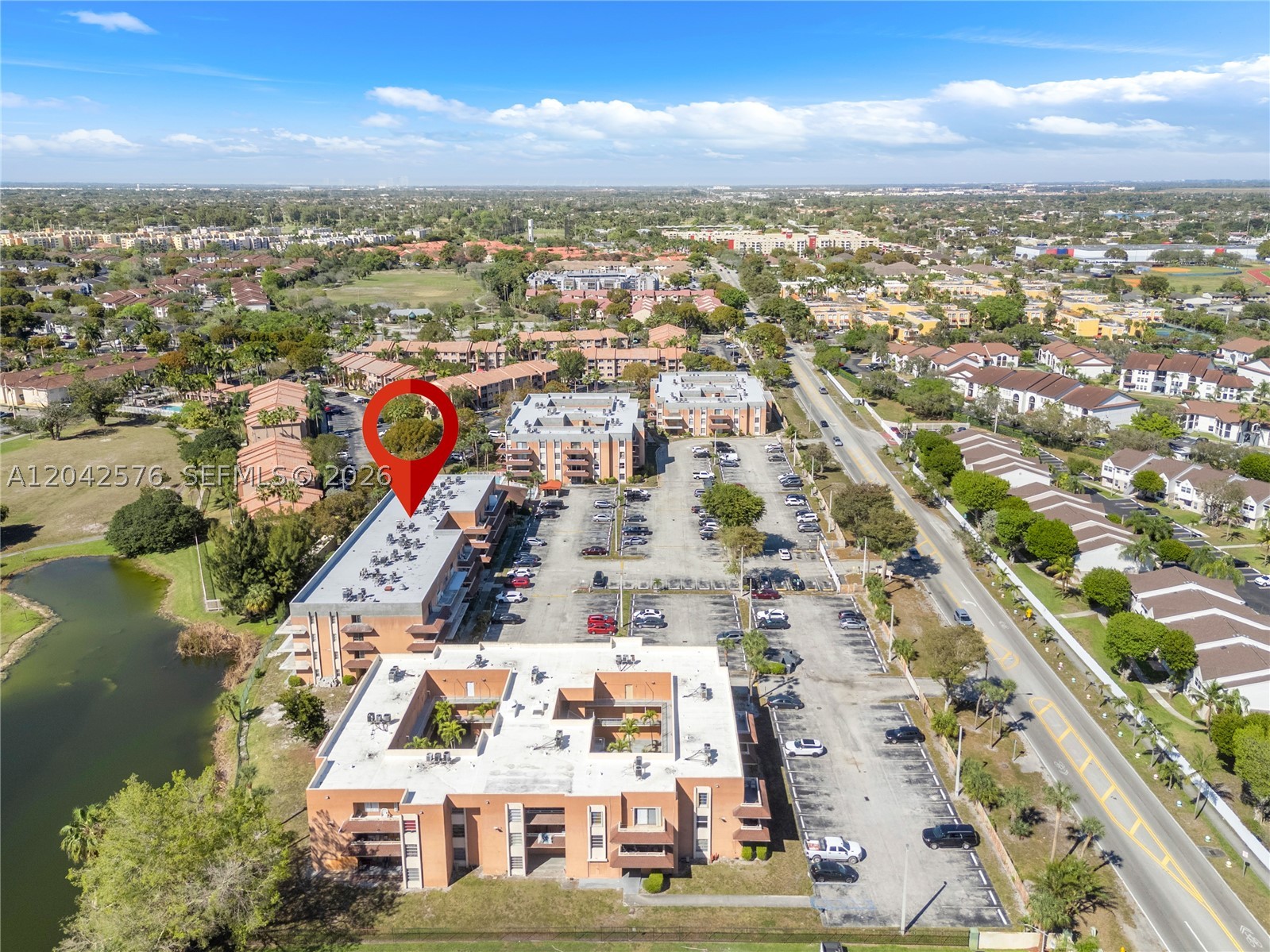 Outstanding investment opportunity with excellent rental income potential. This apartment is ideal for investors seeking strong cash flow and long-term appreciation. Conveniently located in a high-demand area, close to shopping, dining, schools, and major highways. Featuring a functional layout and comfortable living spaces, this property is perfect for annual rentals or as a long-term investment asset. Don't miss this exceptional opportunity!