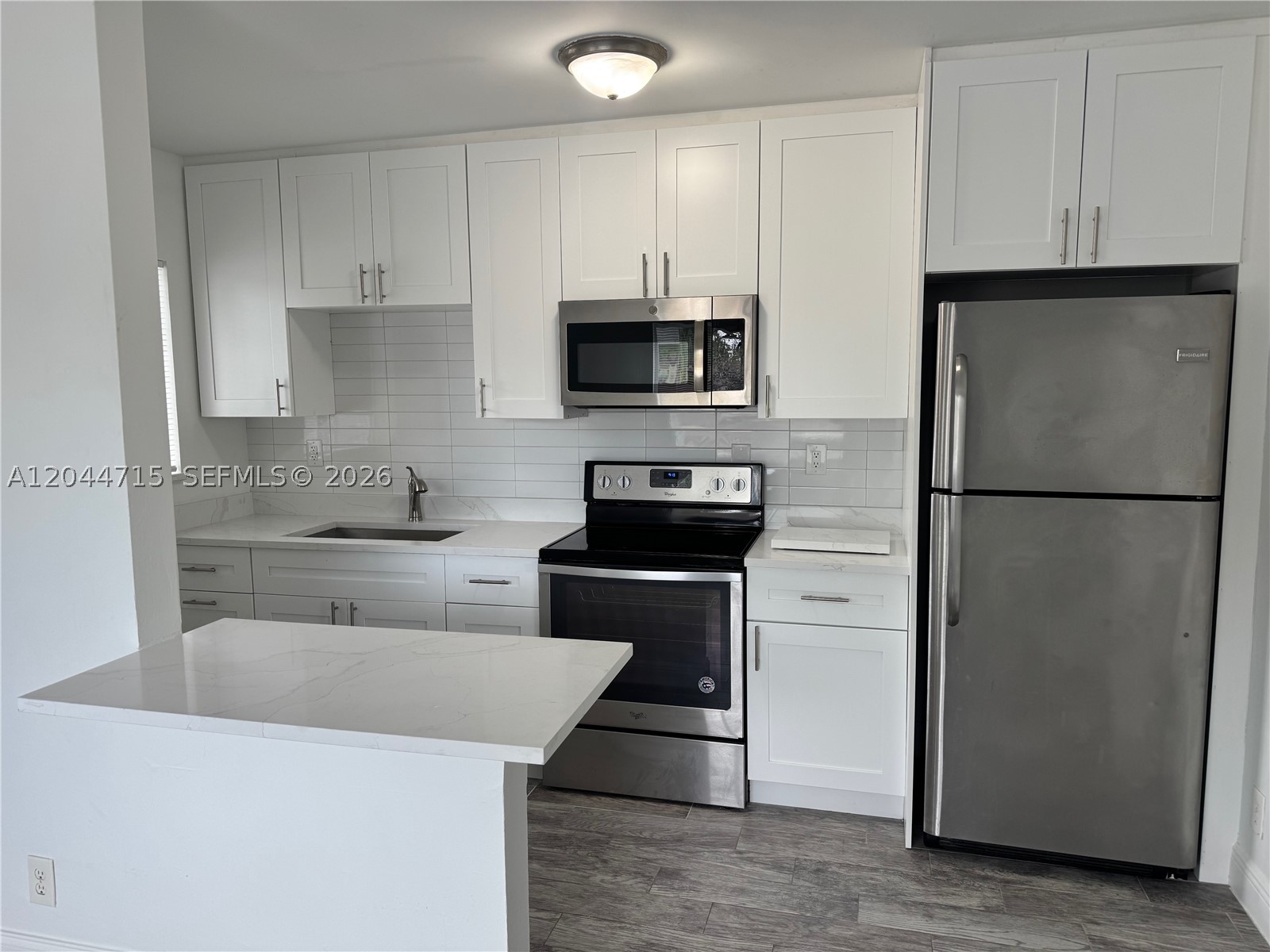Awesome opportunity to rent in the heart of Oakland Park. Updated 1/1 with new flooring and kitchen. Impact windows. Do not miss out on this opportunity. Rapid Approval!