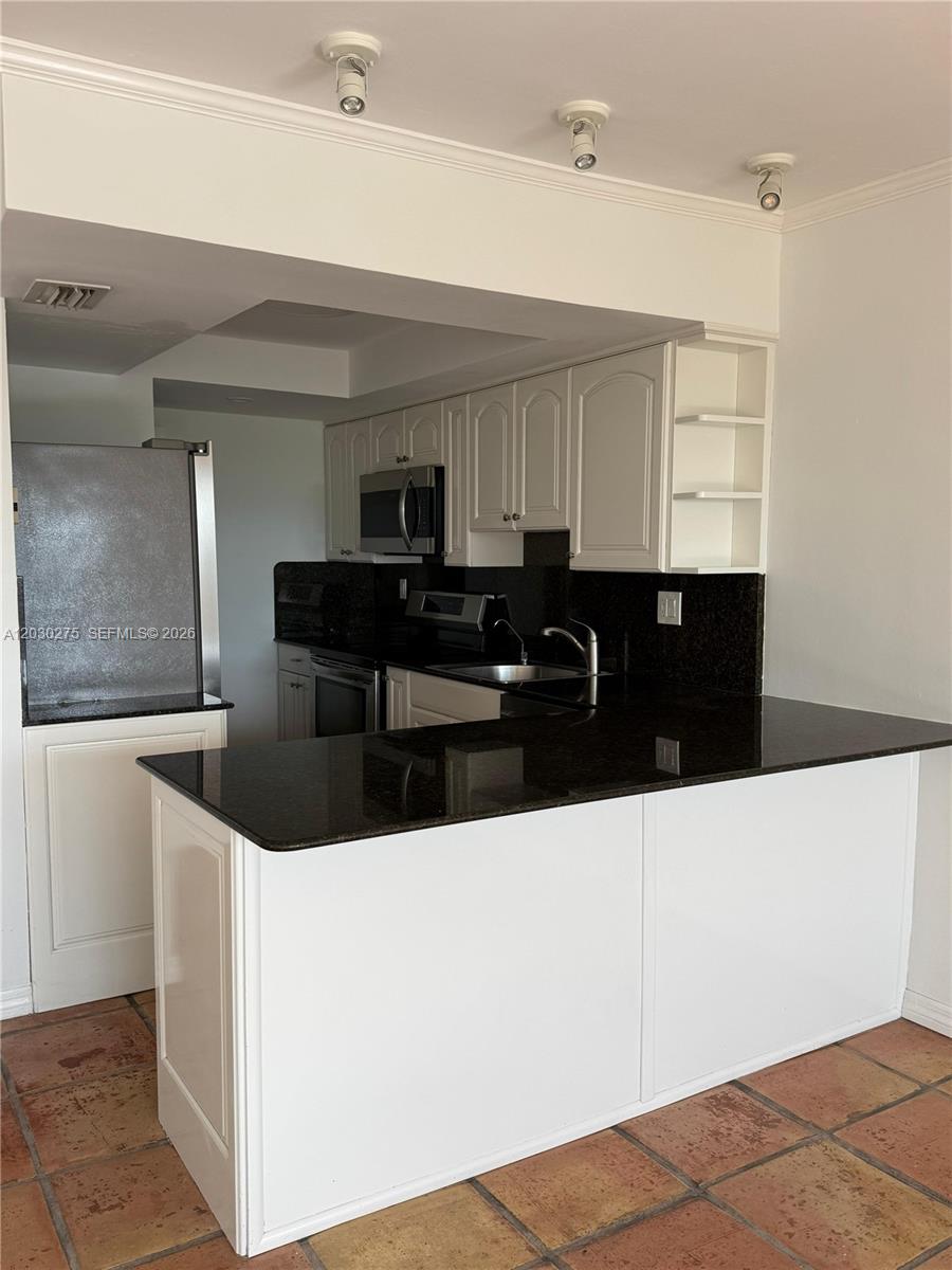 CRANDON TOWER CONDO - Residential Lease