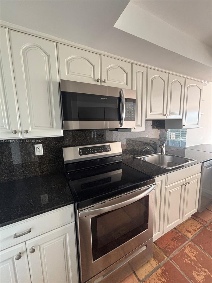 CRANDON TOWER CONDO - Residential Lease