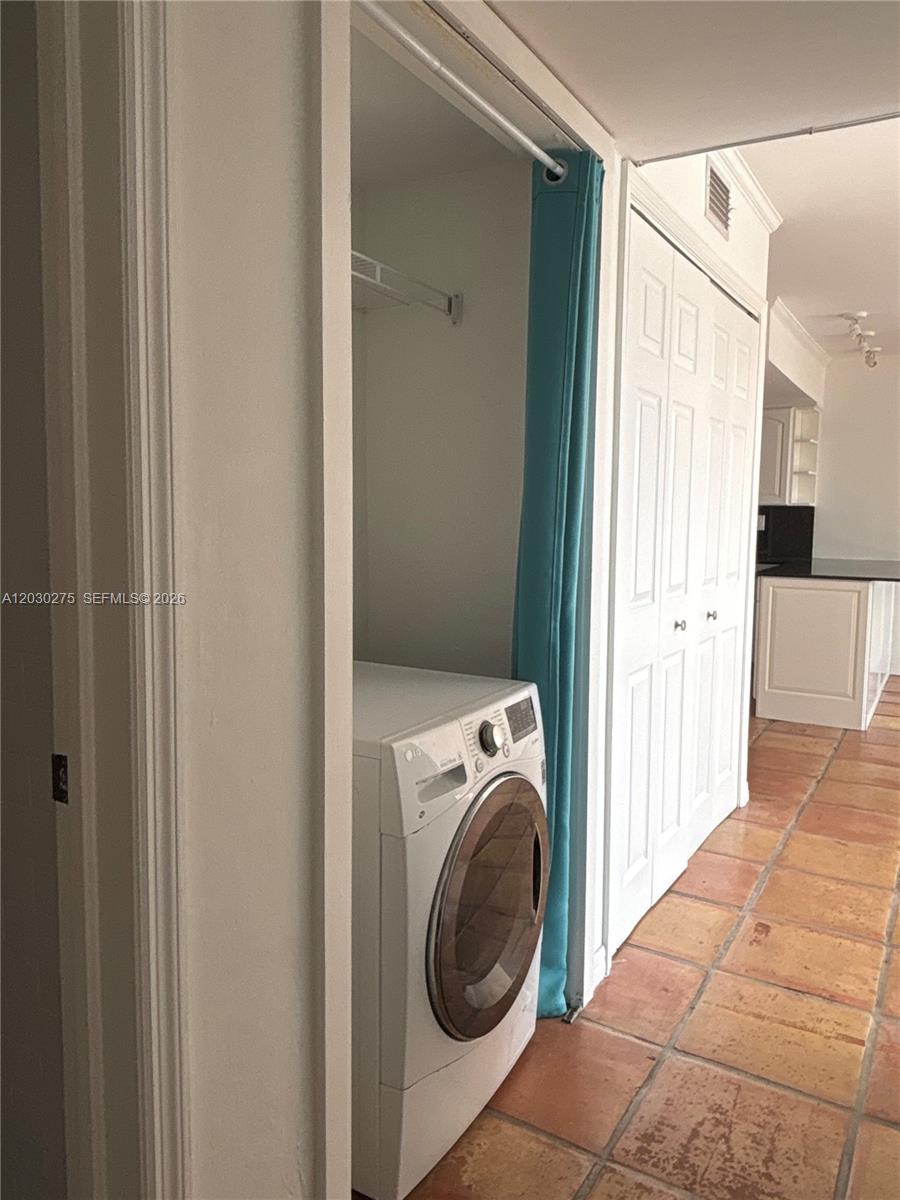 CRANDON TOWER CONDO - Residential Lease