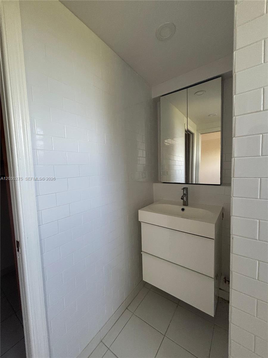 CRANDON TOWER CONDO - Residential Lease