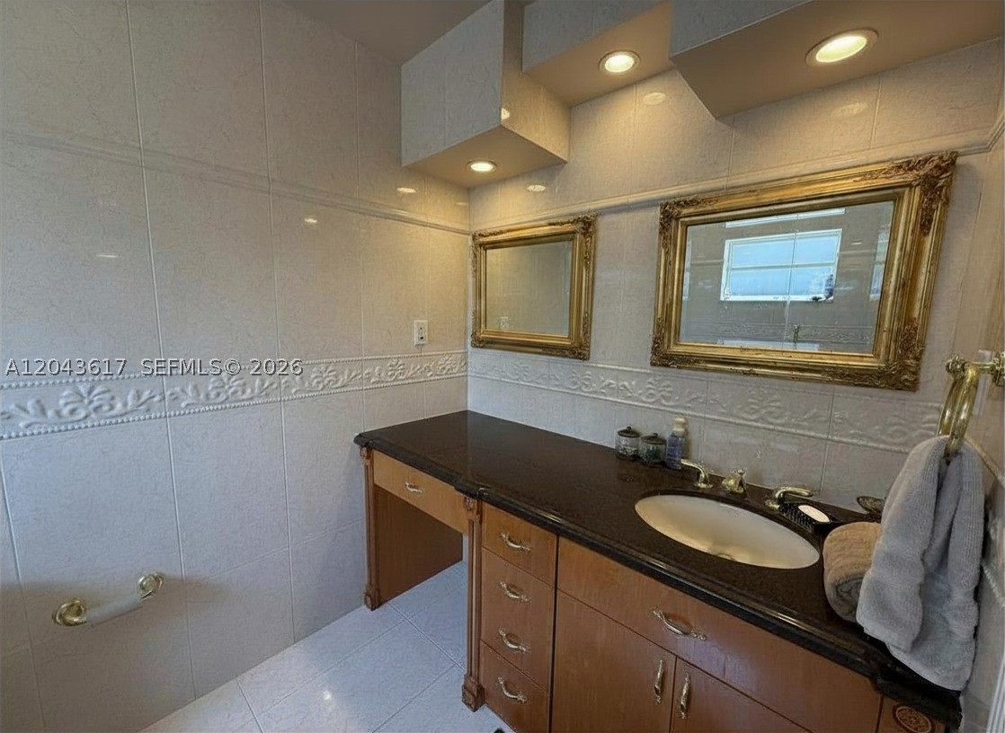 COUNTRY ADDRESS - Residential