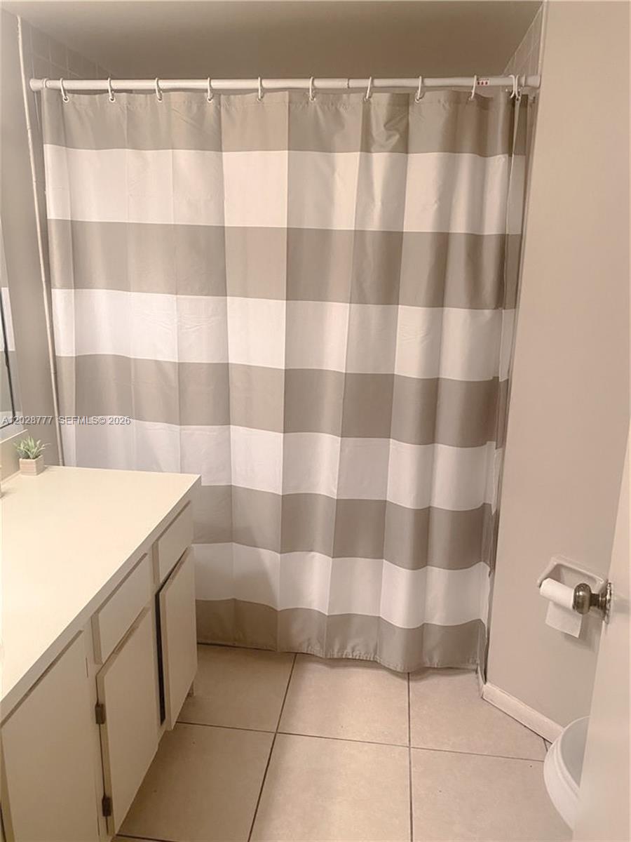 LAKE POINTE CONDOMINIUM N - Residential Lease