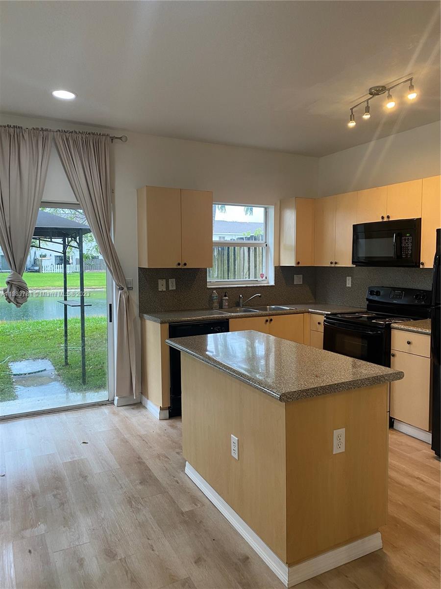 VENETIA GROVE - Residential