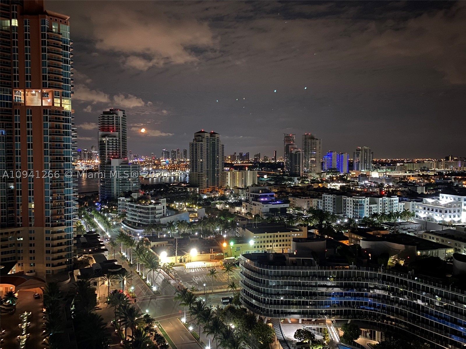 CONTINUUM ON SOUTH BEACH - Residential
