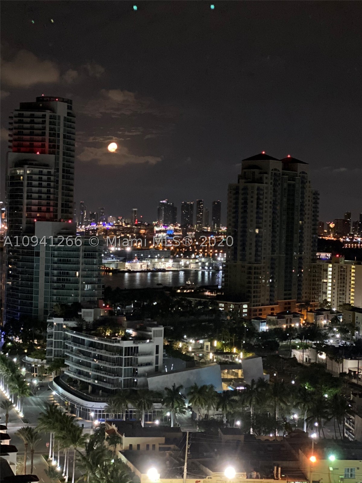 CONTINUUM ON SOUTH BEACH - Residential