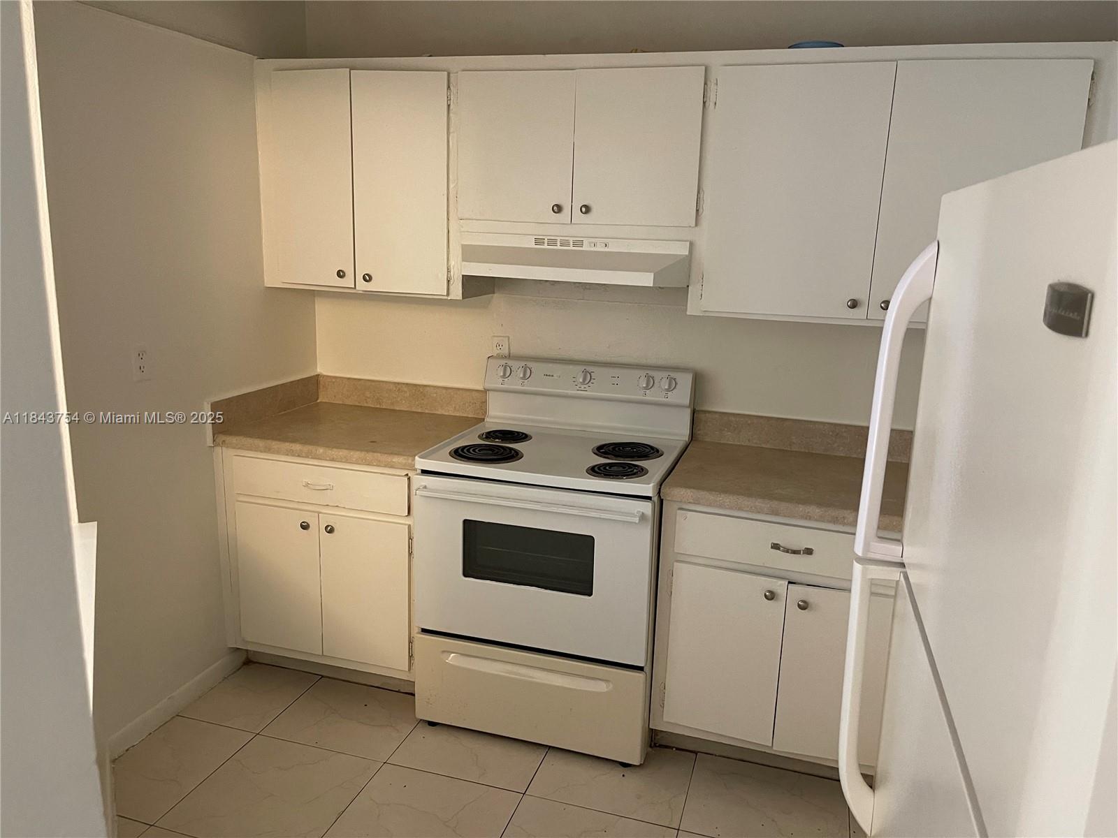 SUNRISE GOLF VILLAGE SEC - Residential Lease