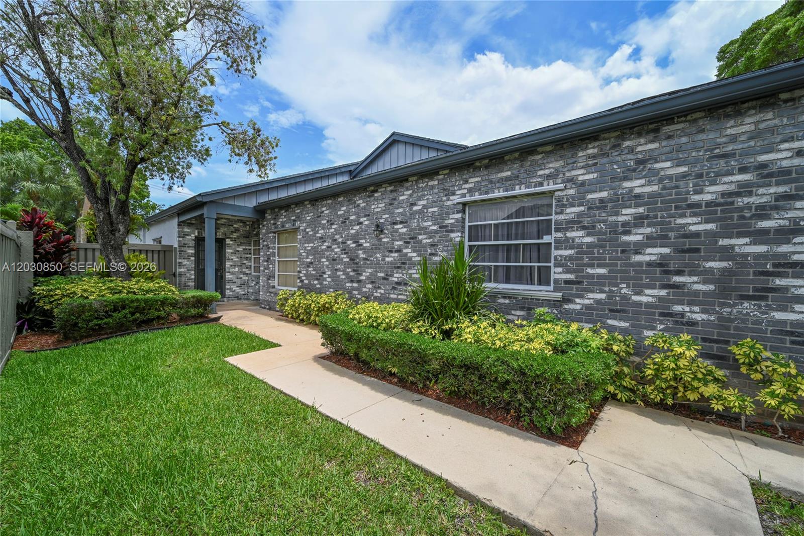 PARKLAND LAKES - Residential